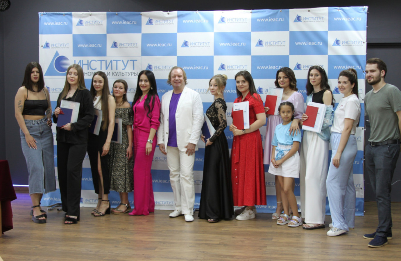 Вручение дипломов выпускникам отделения Сервиса