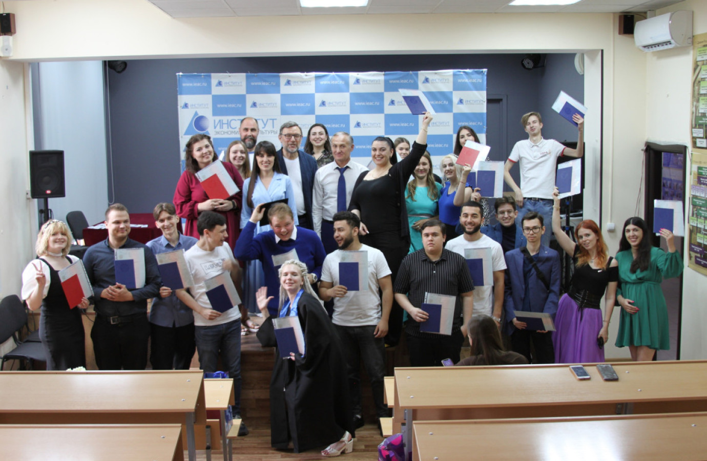 Вручение дипломов выпускникам отделения Туризм