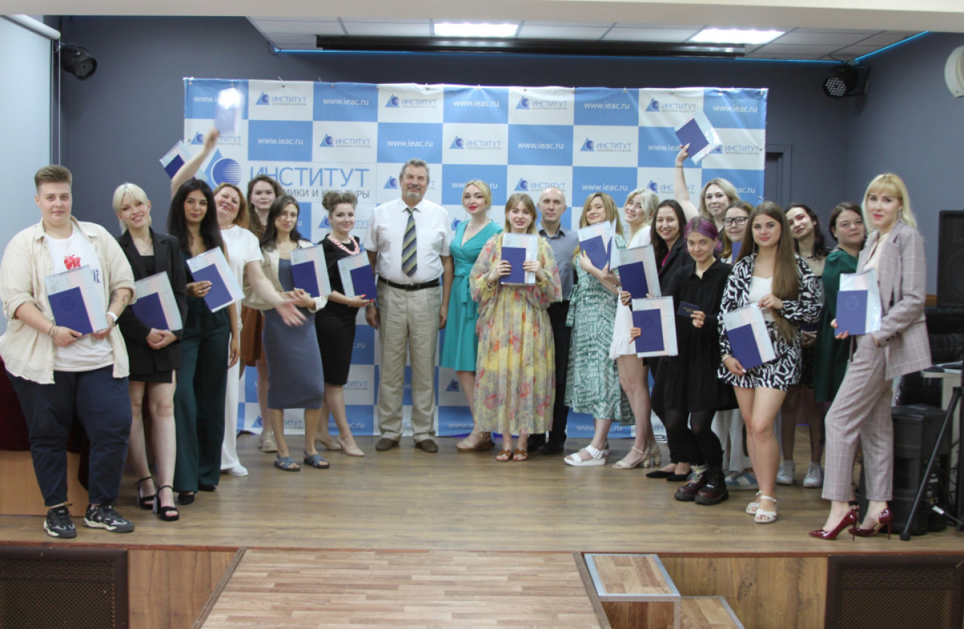 Вручение дипломов выпускникам отделения Психология