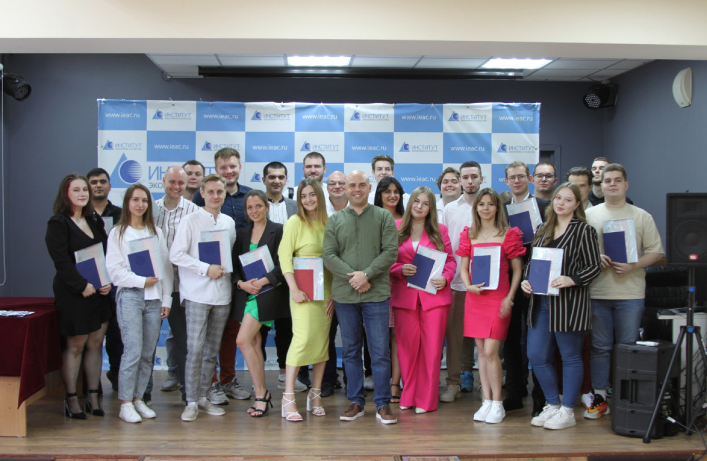 Вручение дипломов выпускникам отделения Менеджмент