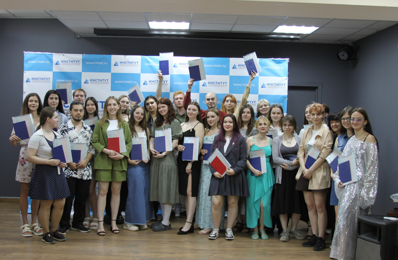 Вручение дипломов. Дизайн. Выпуск-2024