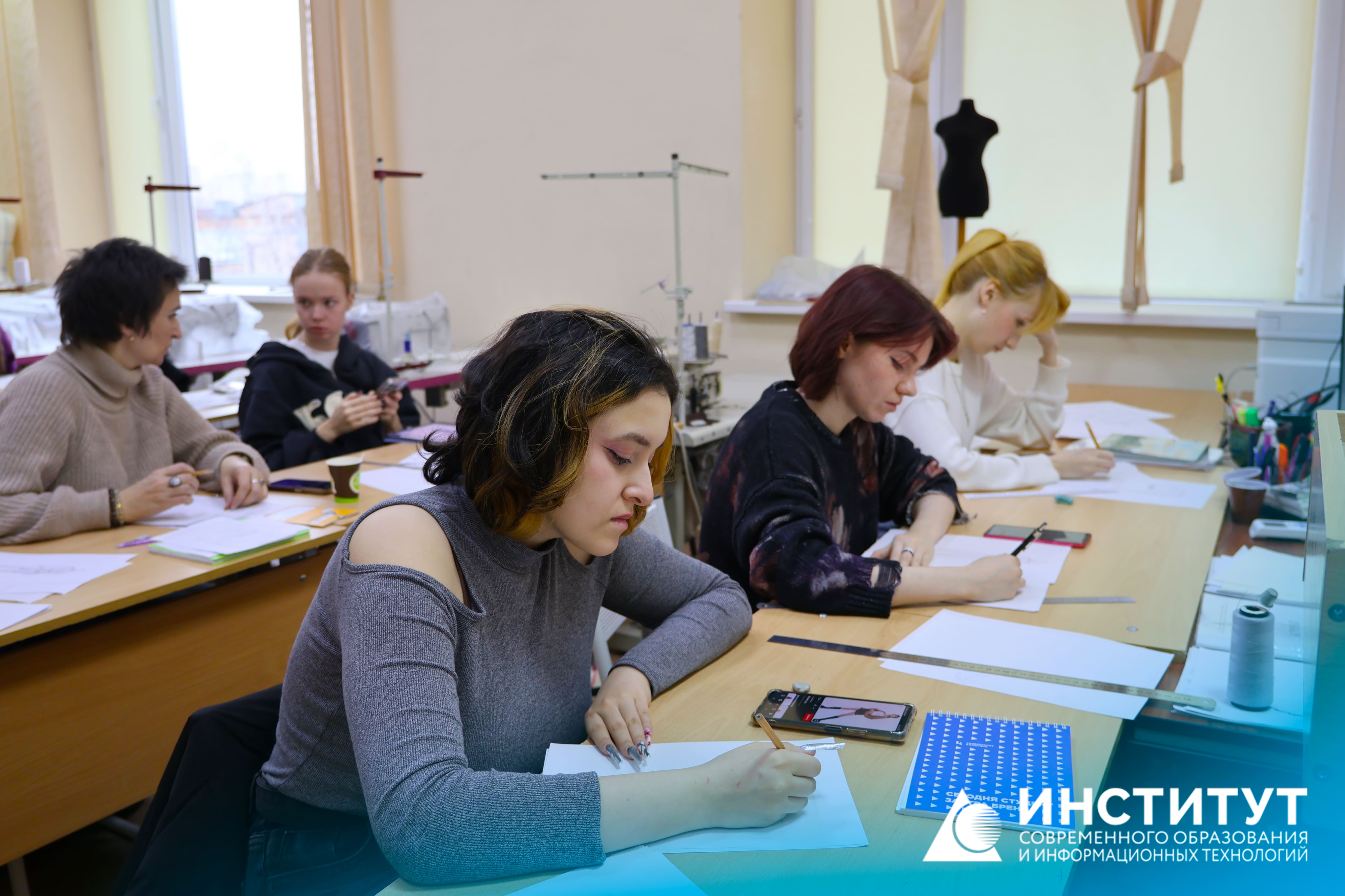 Основа моды &mdash; рисунок: студенты кафедры дизайна костюма углубляют навыки академического рисунка