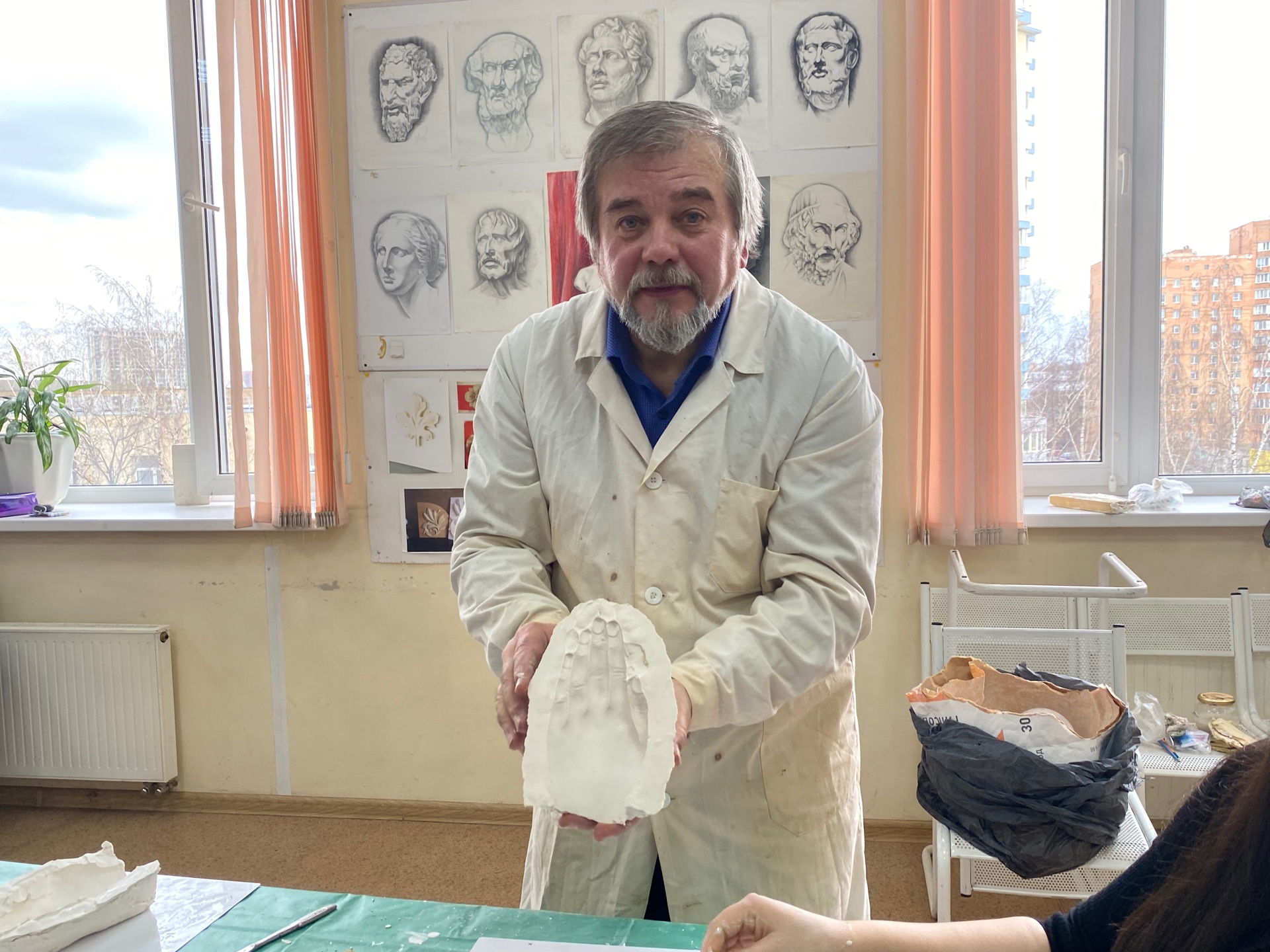 Совместный мастер-класс кафедры уголовно-правовых дисциплин и кафедры дизайна на тему: «Методика снятия слепка с руки» Совместный мастер-класс кафедры уголовно-правовых дисциплин и кафедры дизайна на тему: «Методика снятия слепка с руки»