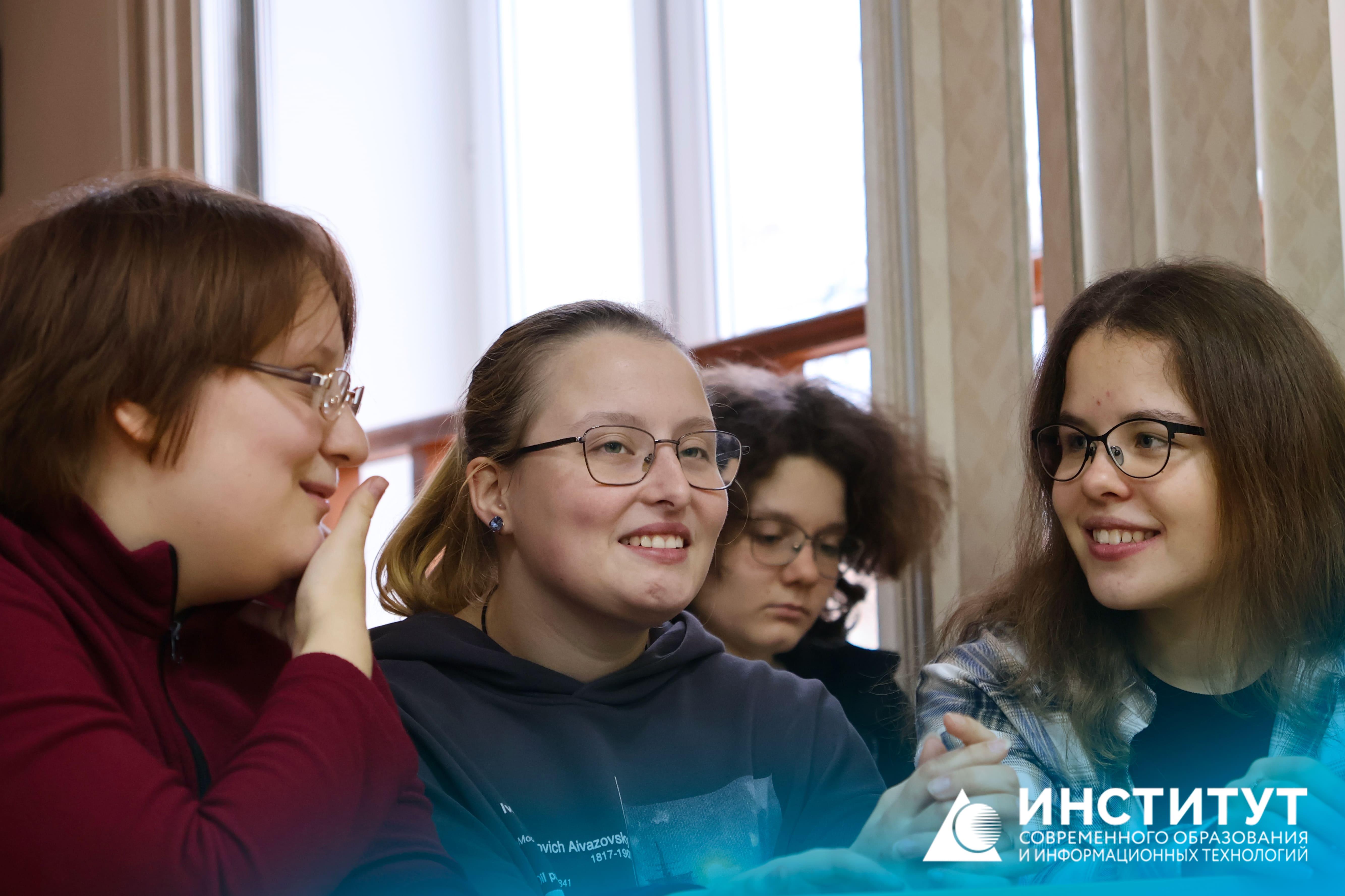 Студенты кафедры дизайна успешно защитили курсовые проекты: от концепции к реальному продукту