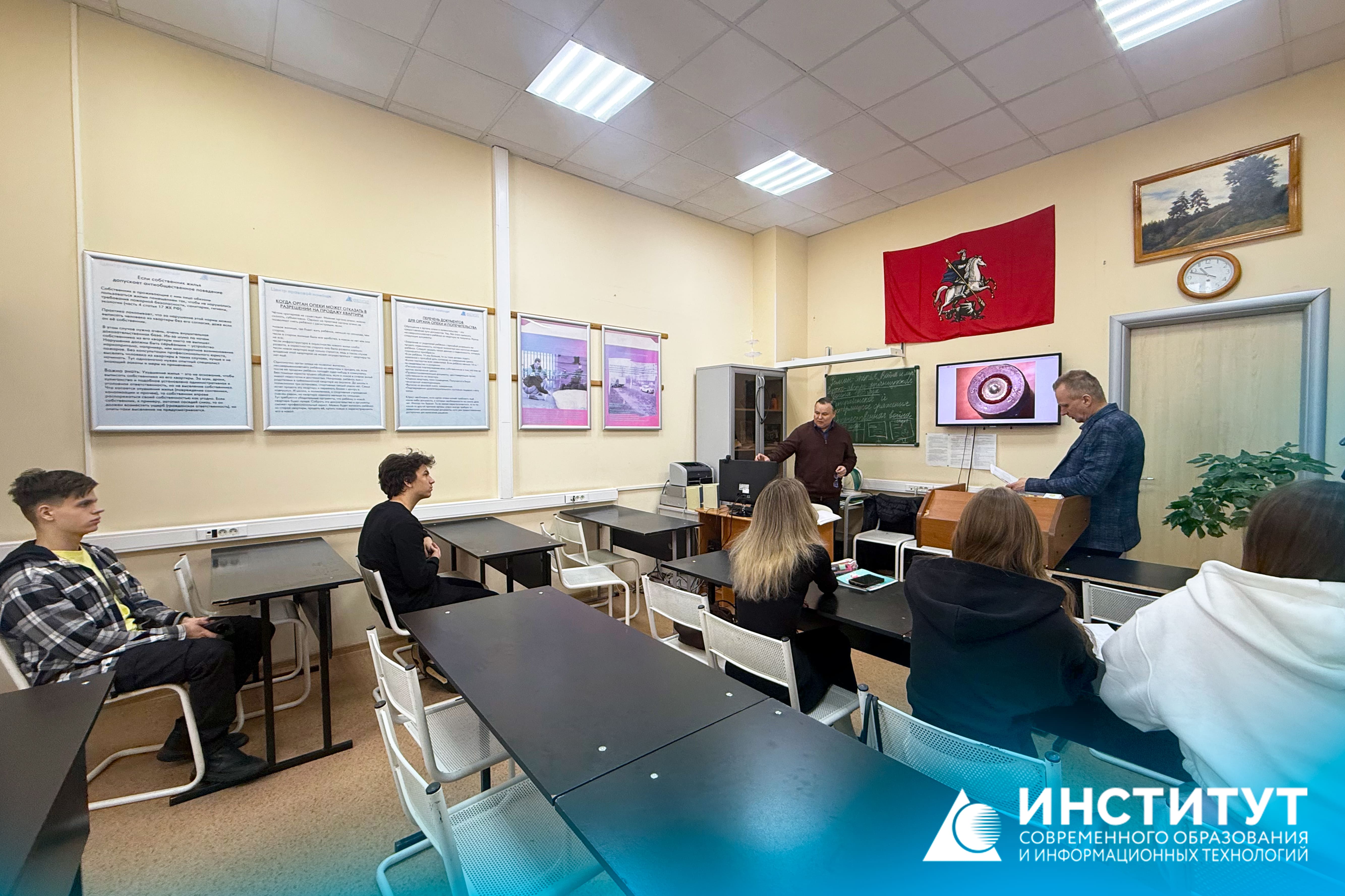 Детальный анализ гильз под микроскопом. Студенты кафедры уголовно-правовых дисциплин осваивают криминалистику