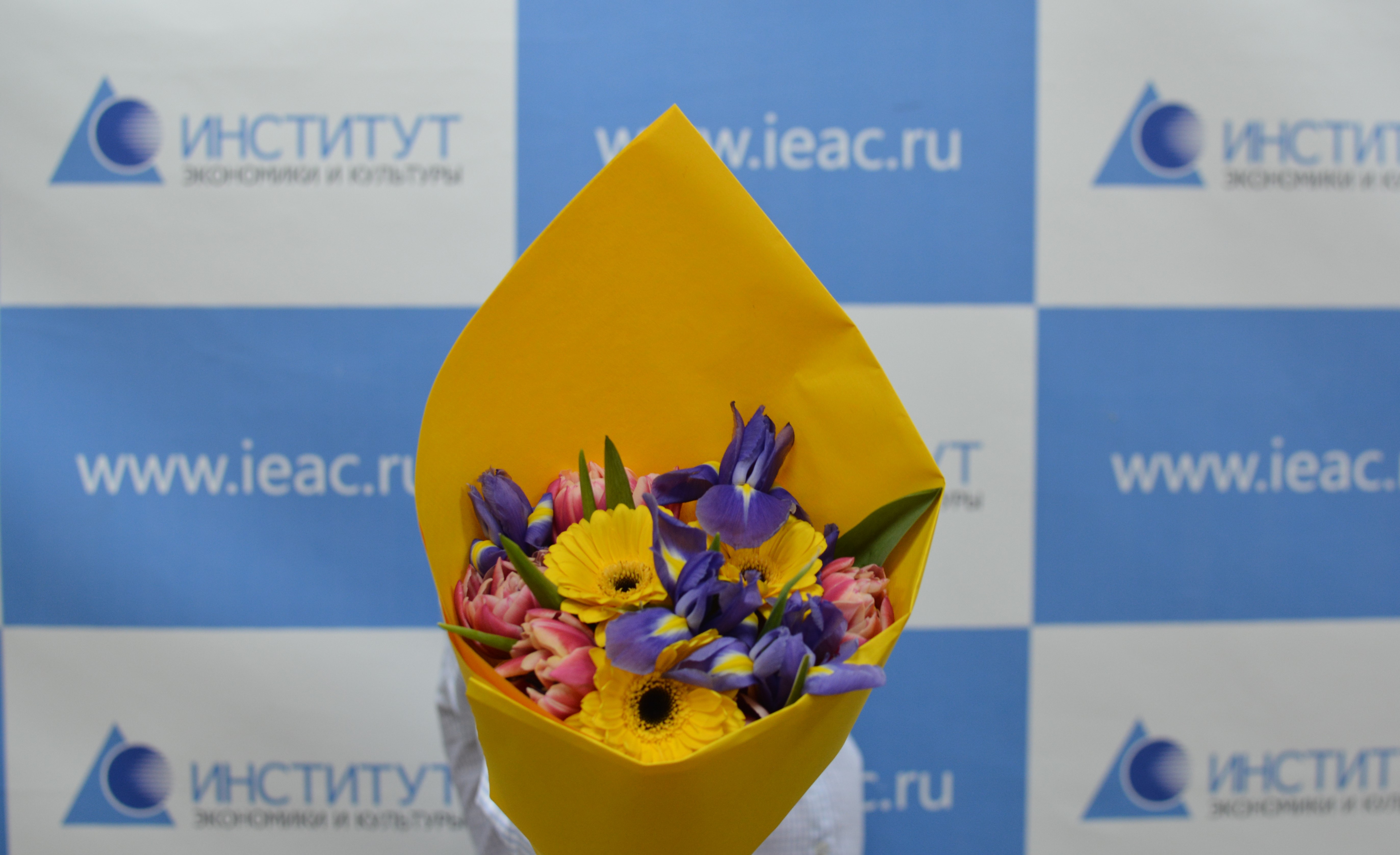 Поздравляем с Международным женским днем 8 марта 2022 года!