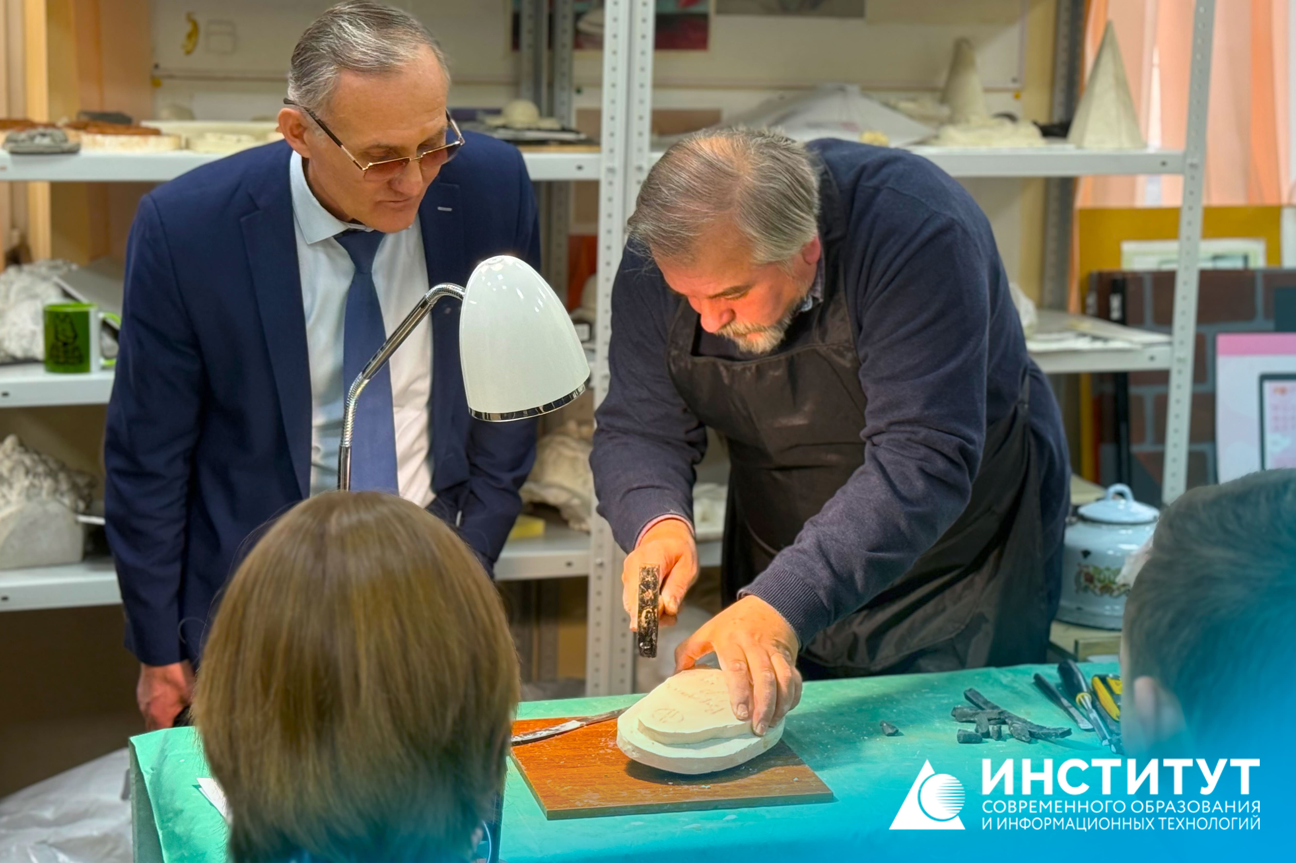 Сплоченная команда профессорско-преподавательского состава и студентов юридического факультета ИСОиИТ при активном участии руководства Института и учебного отдела успешно подвела итоги окончания учебного семестра 2025 года