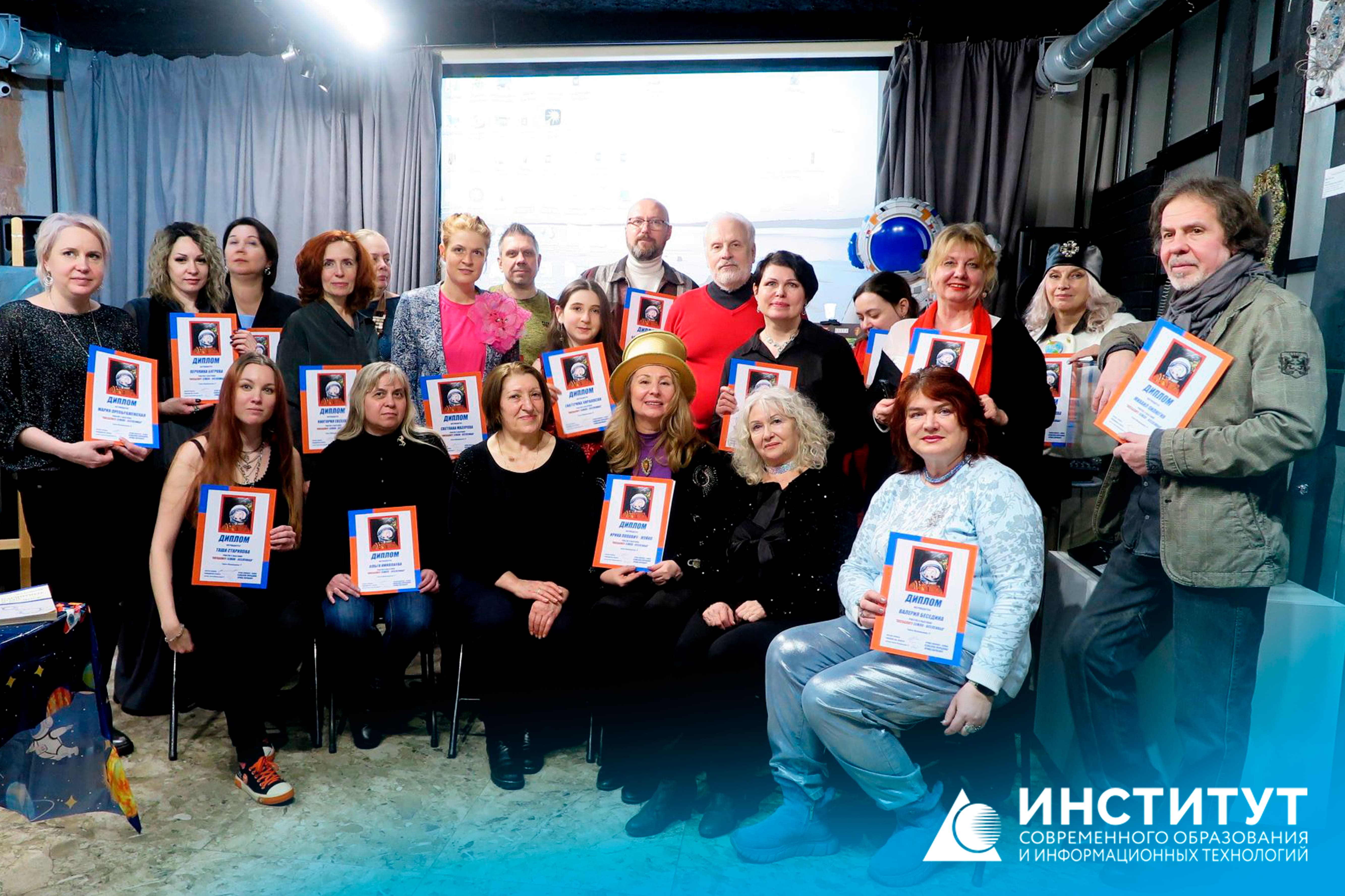 Космическое вдохновение: заведующая кафедрой дизайна костюма Мария Михайловна Преображенская приняла участие в выставке &laquo;ПОЕХАЛИ! ЗЕМЛЯ &ndash; ВСЕЛЕННАЯ&raquo;