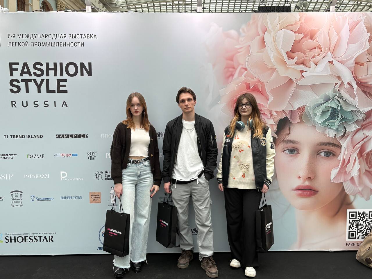 Студенты кафедры дизайна костюма на выставке FASHION STYLE RUSSIA Студенты кафедры дизайна костюма на выставке FASHION STYLE RUSSIA