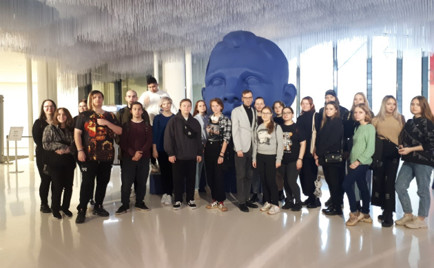 Студенты кафедры Дизайна посетили выставку &laquo;Выпуск 2022&raquo; в медиа-центре парка &laquo;Зарядье&raquo; | фото №3