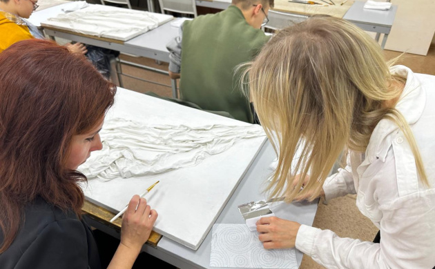 На кафедре дизайна среды и дизайна костюма прошел второй день мастер-класса по созданию интерьерного рельефного панно из гипса и ткани | фото №10