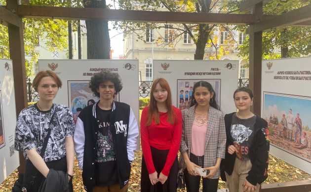 Студенты-дизайнеры посетили выставку, посвящённую Году педагога и наставника | фото №2