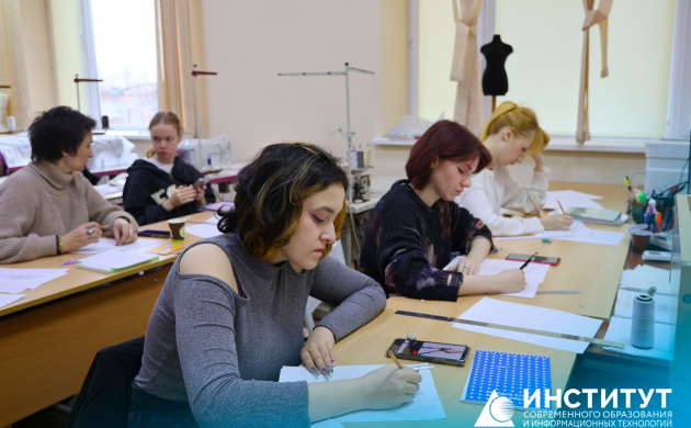 Основа моды &mdash; рисунок: студенты кафедры дизайна костюма углубляют навыки академического рисунка | фото №1