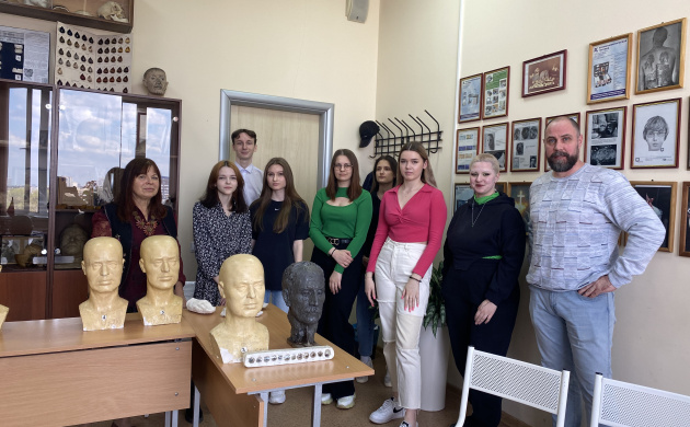 На юридическом факультете совместно с кафедрой дизайна прошел мастер-класс &laquo;Методика восстановления объемного лица человека по мысленному образу&raquo;. | фото №8