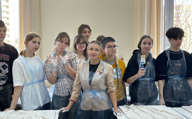 На кафедре дизайна среды и дизайна костюма состоялся мастер-класс по созданию интерьерного рельефного панно из гипса и ткани. | фото №10