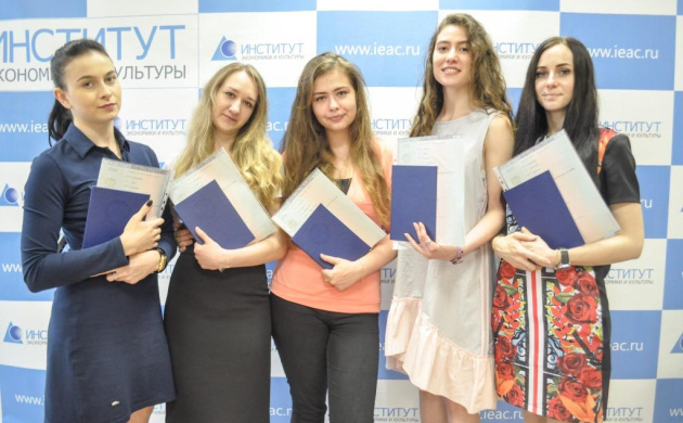 Вручение дипломов выпускникам отделения Дизайн | фото №9