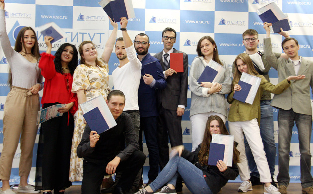 В Институте состоялось торжественное вручение дипломов выпускникам кафедры Дизайна | фото №7