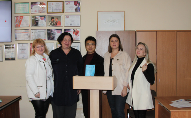 На кафедре дизайна состоялось награждение преподавателя Вилкова Владимира Александровича | фото №2