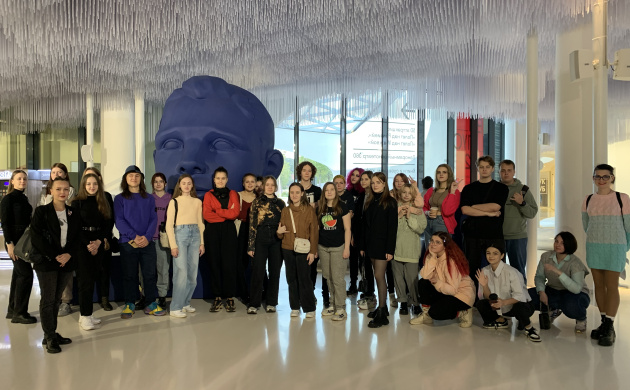 Выездное занятие студентов кафедры дизайна в Парк &laquo;Зарядье&raquo; на выставку &laquo;ВЫПУСК &lsquo;22&raquo; | фото №2