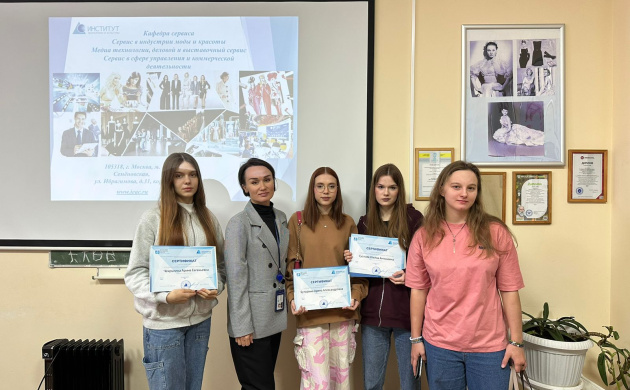 Секретами успешности делового человека с абитуриентами поделилась старший преподаватель кафедры сервиса А.В. Мартынова | фото №10