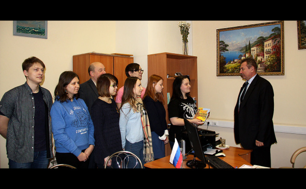 Студенты вручили ректору "Сельский календарь 2018" | фото №3