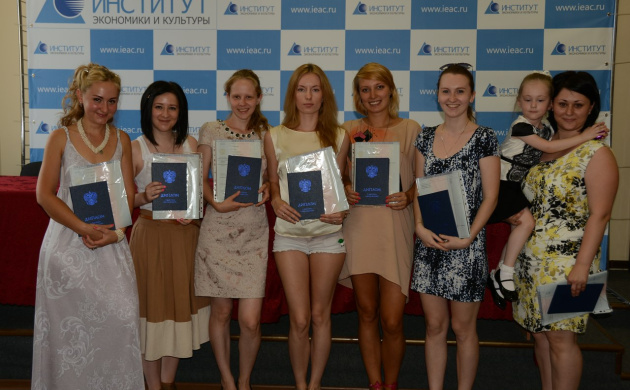 Вручение дипломов выпускникам факультета Дизайн одежды | фото №6