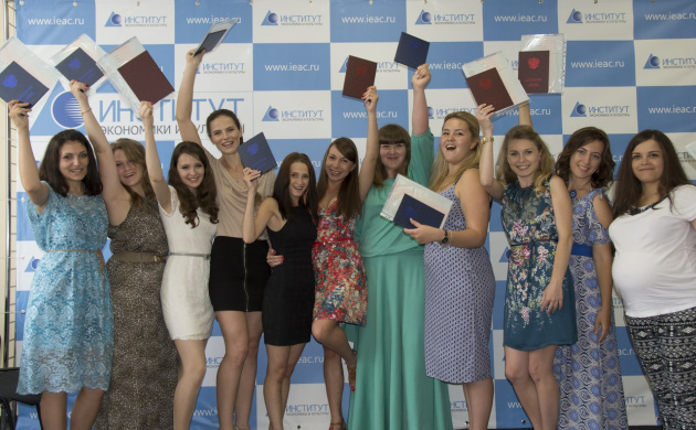 Вручение дипломов выпускникам факультета Искусство интерьера | фото №4