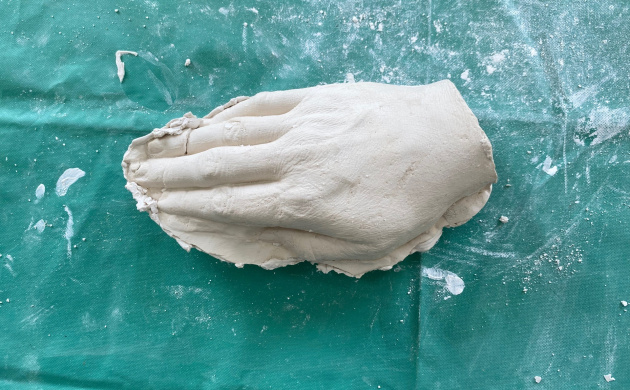 Совместный мастер-класс кафедры уголовно-правовых дисциплин и кафедры дизайна на тему: &laquo;Методика снятия слепка с руки&raquo; | фото №9