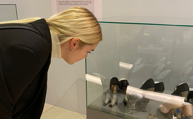 СТУДЕНТЫ КАФЕДРЫ СЕРВИСА В МИРЕ ЭКСПОНАТОВ «МОДНОЙ» ВЫСТАВКИ ВДНХ | фото №5