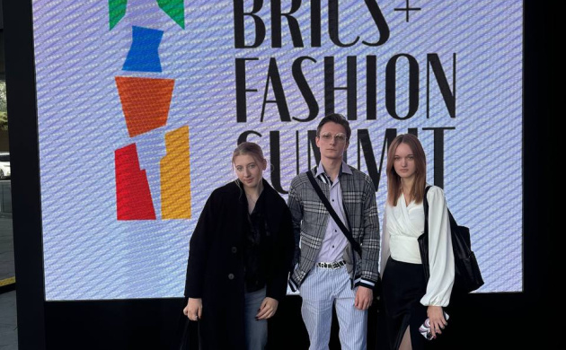 Студенты кафедры дизайна костюма посетили самое модное событие года! | фото №9